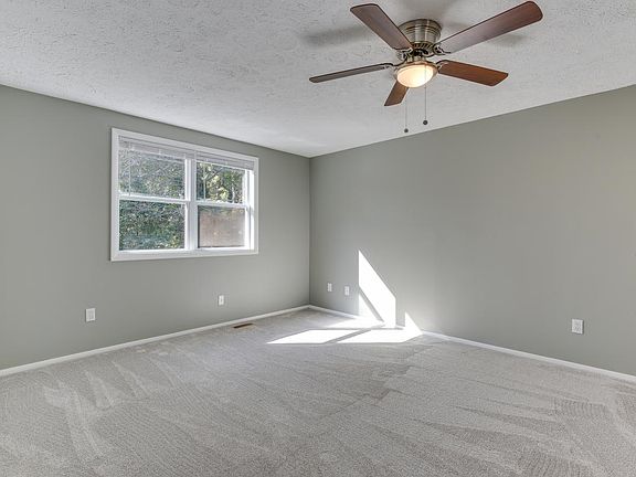 5th image of 228 Charlotte Dr