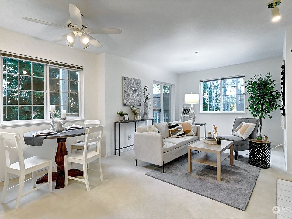 Livingroom filled with light!>