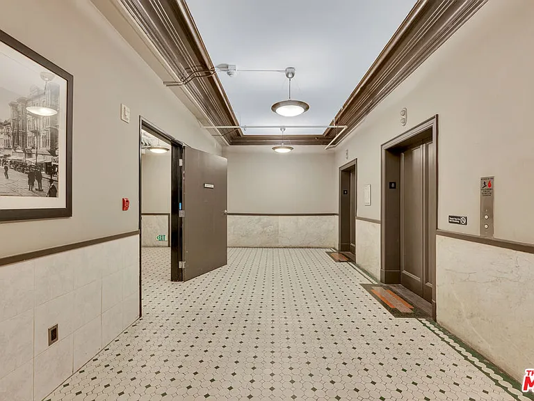 215 W 7th St #811 — Photo 30