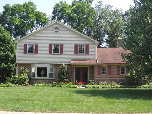 576 Laurel Ln photo 1