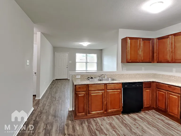 307 Westwood Dr — Photo 3