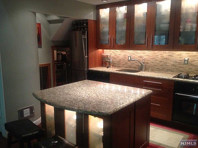 1st image of 285 Redwood Ct