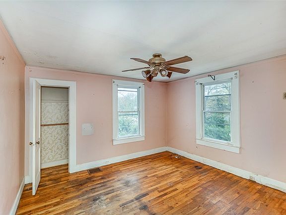 5th image of 215 Dukeland Dr