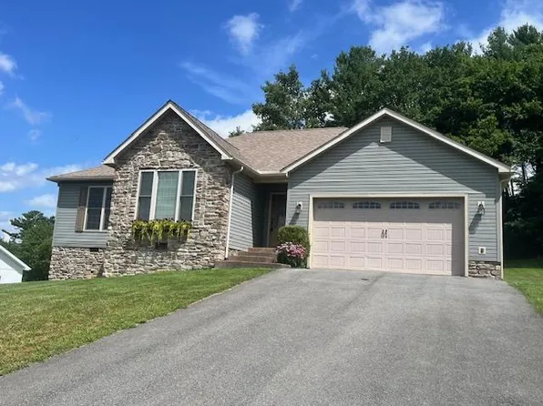 121 Ridge Point Cir, Daniels, WV 25832