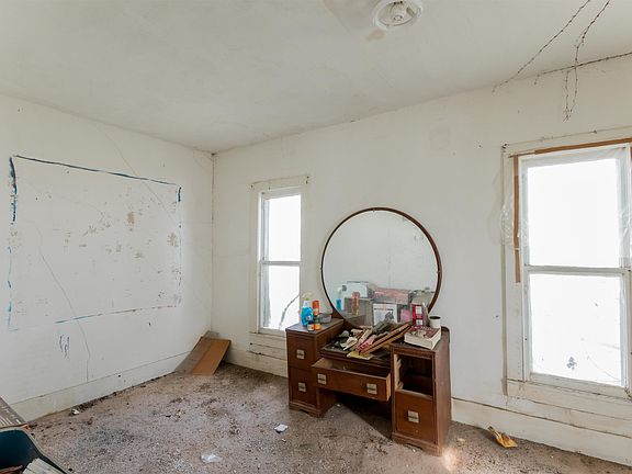 4th image of 319 N Main St