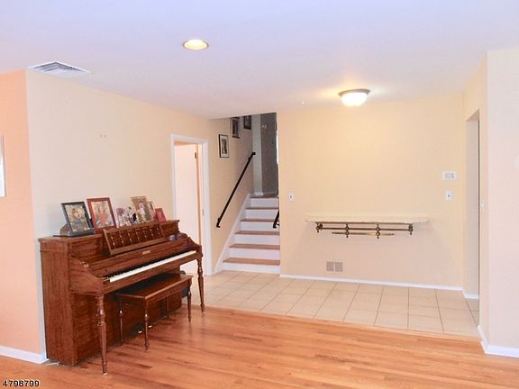 4th image of 115 Garfield Ave