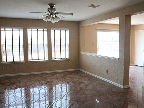 2nd image of 2309 Emerald Ln