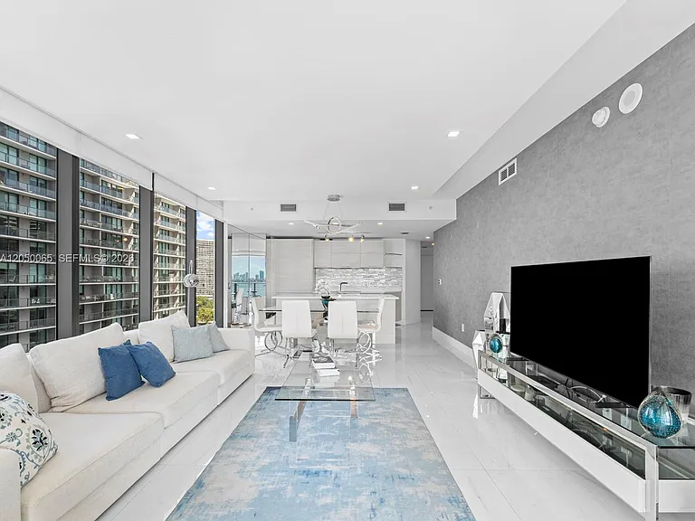650 NE 32nd St #1201 — Photo 5