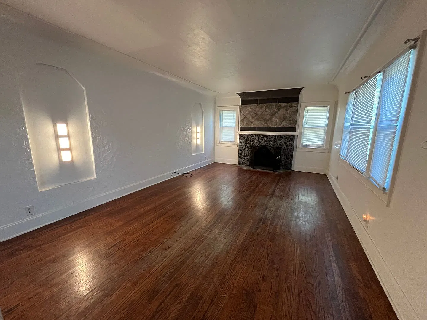 3 bedroom house with fenced yard & garage — Photo 3