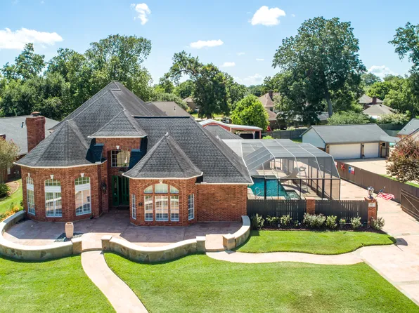 212 Dewberry Dr, Lake Jackson, TX 77566