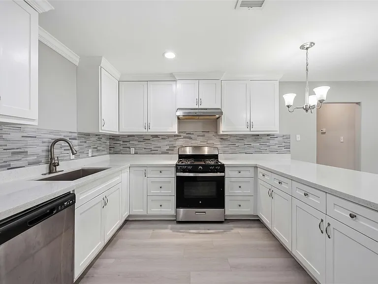 8129 Linda Vista Rd — Photo 10