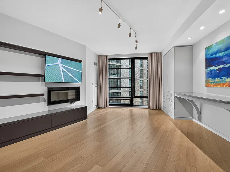 580 Washington St #5E — Photo 4