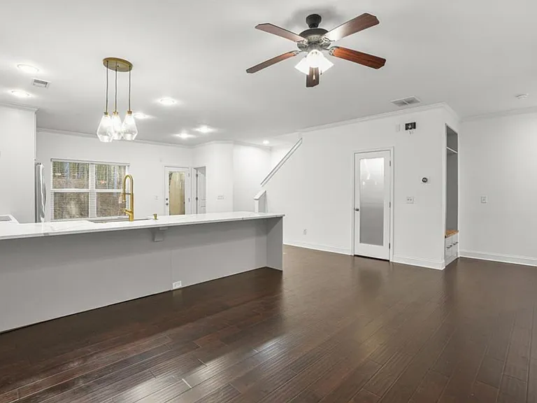 702 Barberry Dr — Photo 9