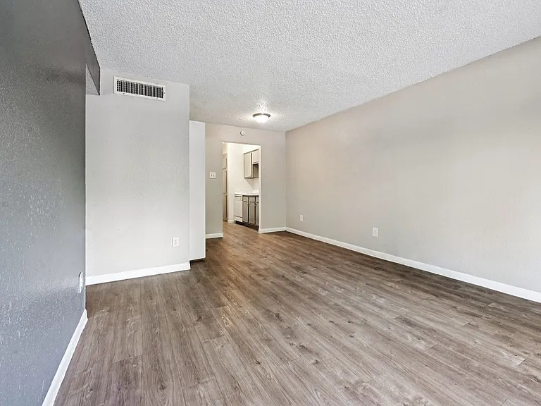 Pine Creek Apartments — Photo 41