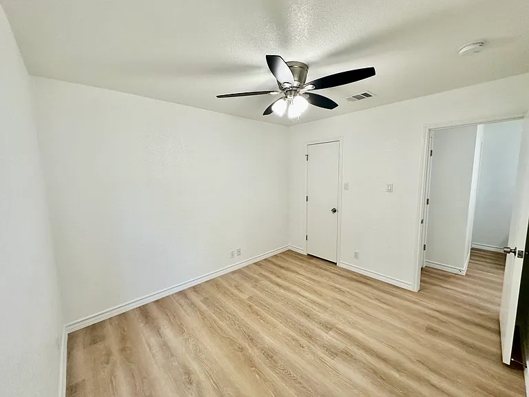 414 Hampton Cv — Photo 9