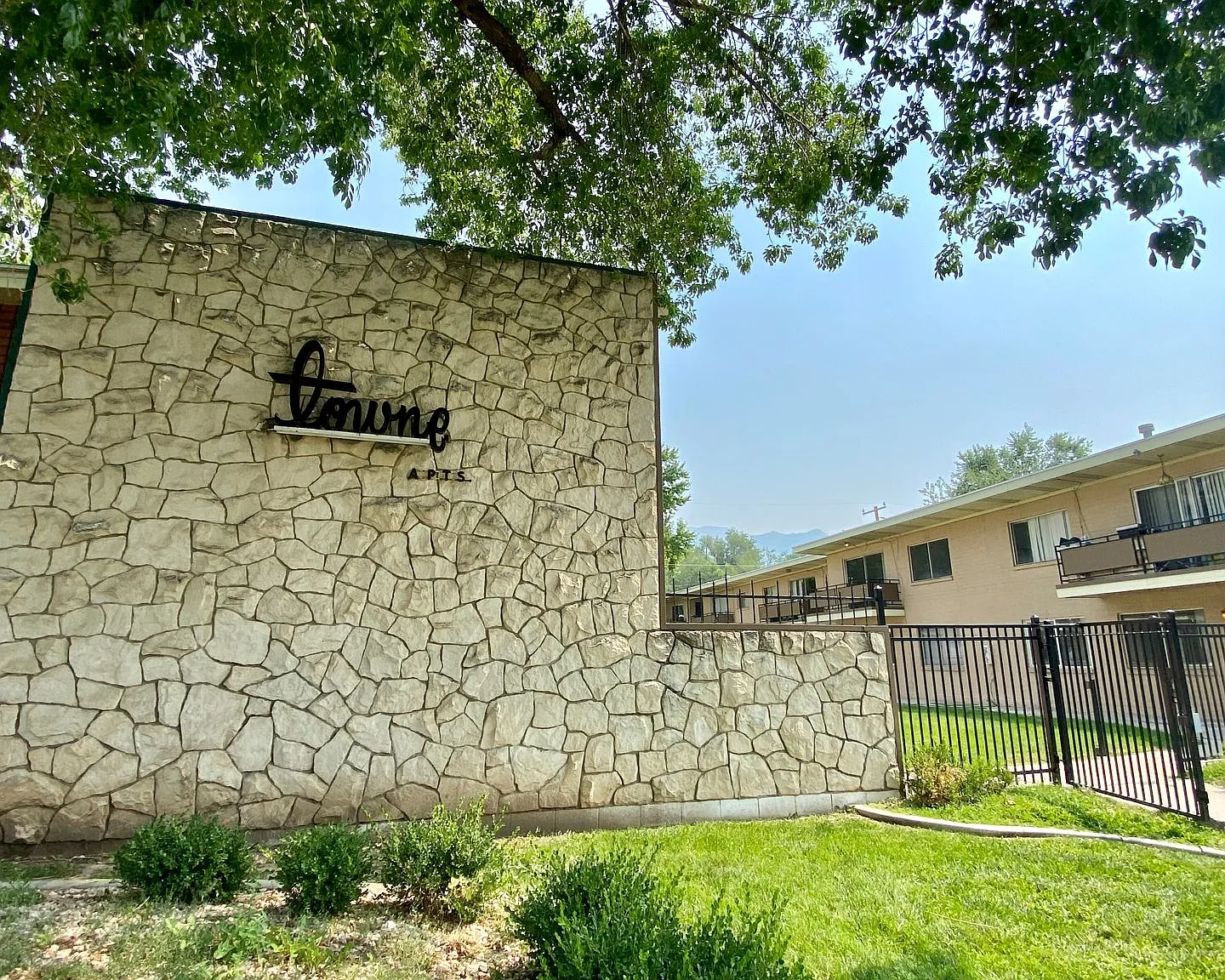 Towne Apartments — Photo 1