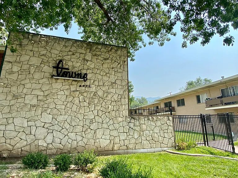 Towne Apartments — Photo 1