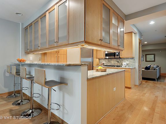 4th image of 433 N Wells St Unit 201
