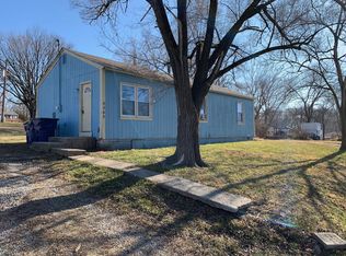 8365 Lakeview Dr, De Soto, KS 66018