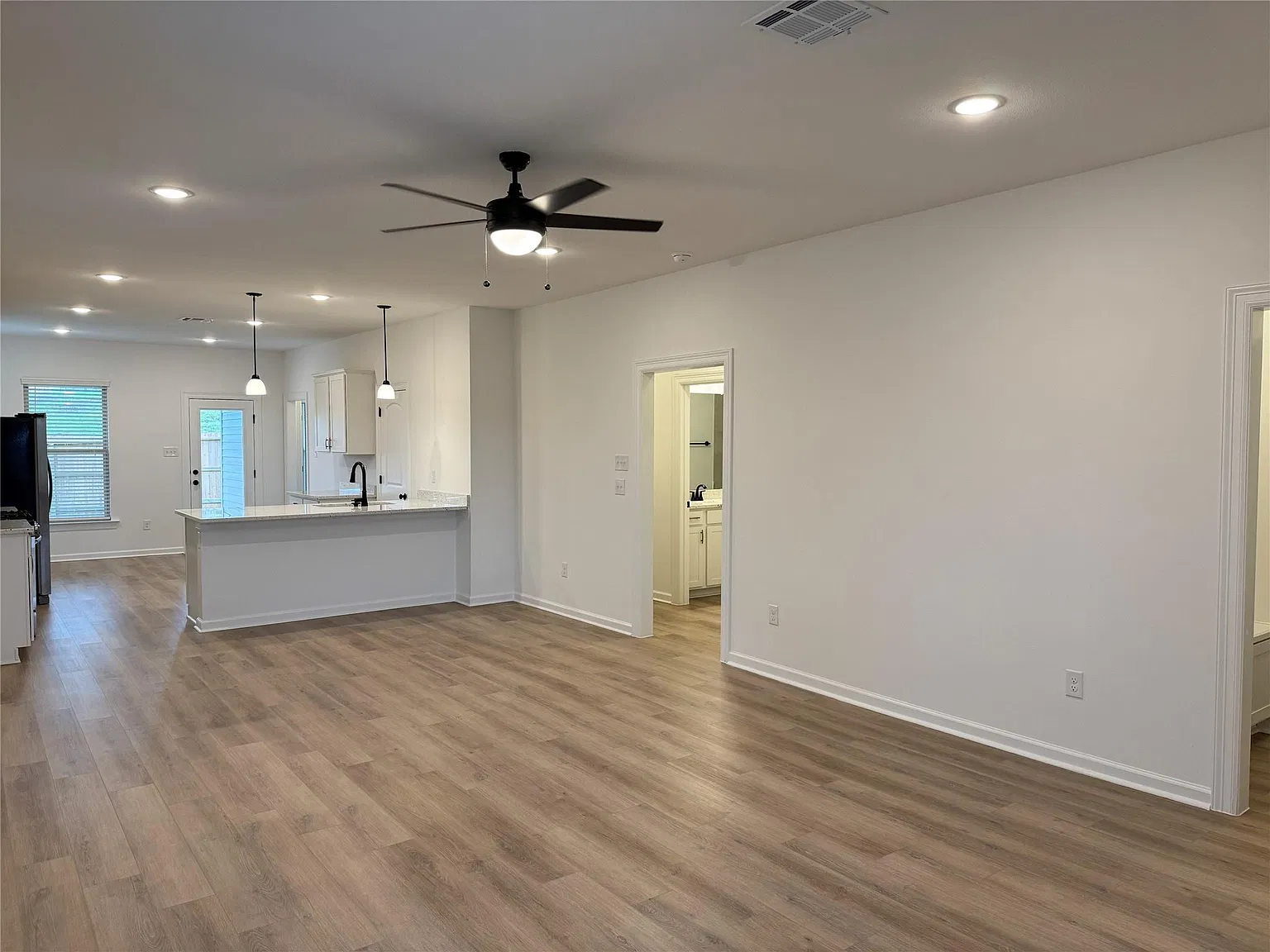 3 bed, 2.0 bath, 1426 sqft, $1,905 — Photo 4