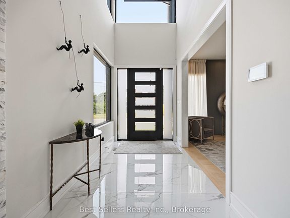 3rd image of 52 Grantbrook St S