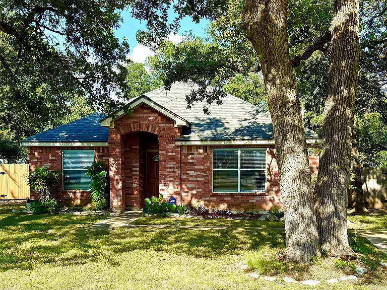 814 Monarch Ave — Photo 1