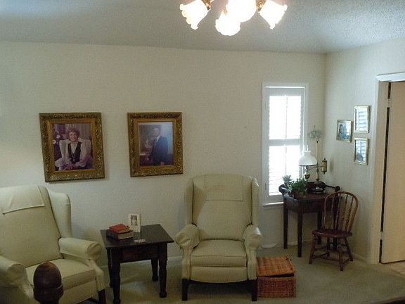 Large MBR w/Sitting Area