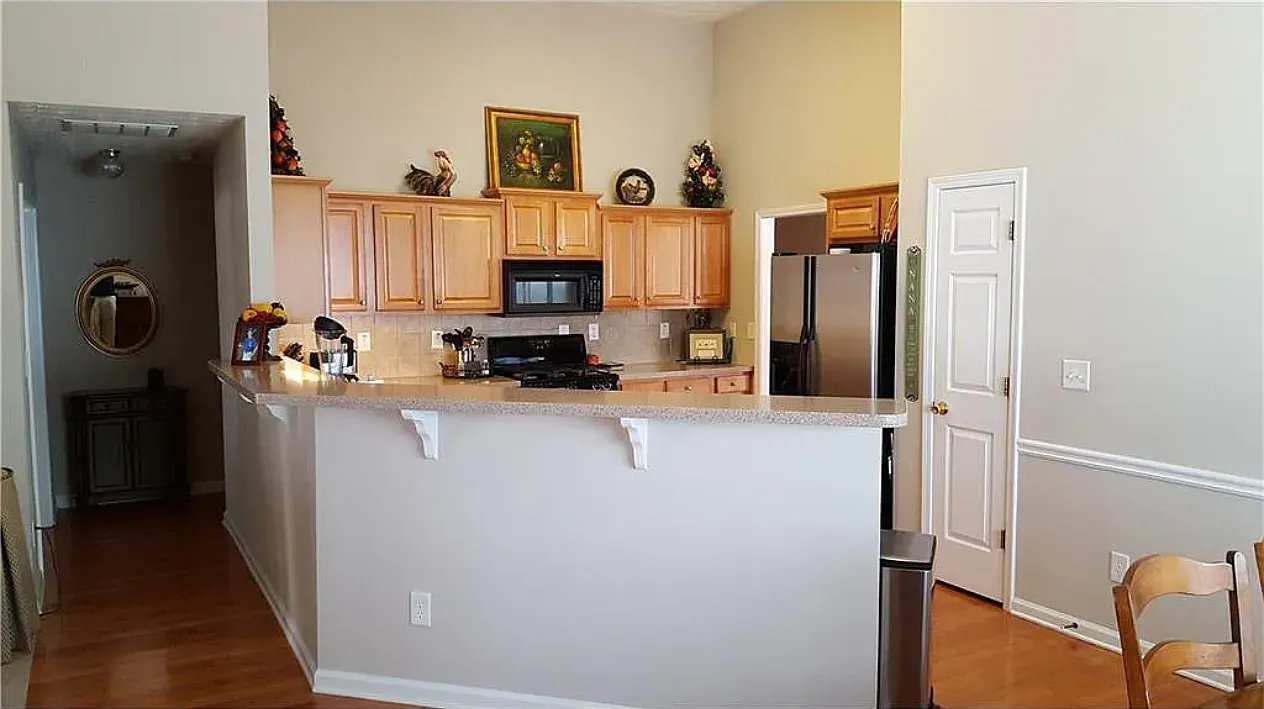 4 bed, 2394 sqft, $2,599 — Photo 4