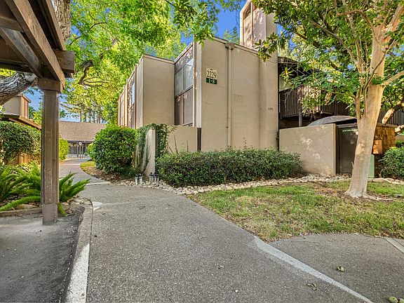 3rd image of 2229 Woodside Ln Unit 8