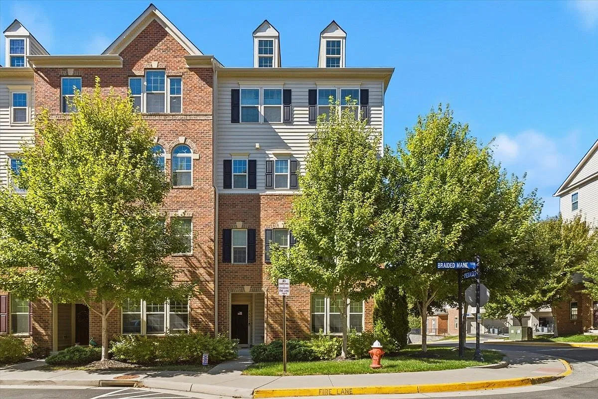3 bed, 2.5 bath, 1600 sqft, $2,890 — Photo 1