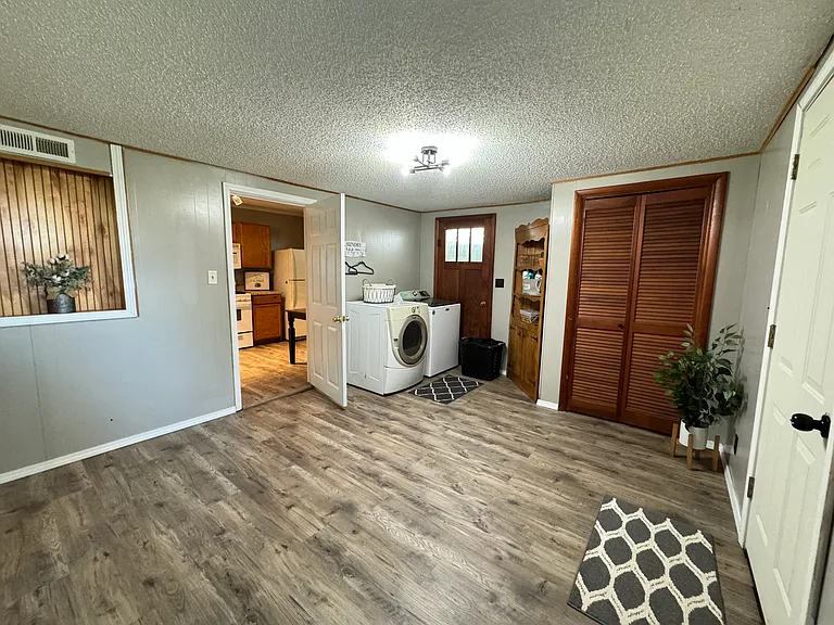 1240 E Walnut St — Photo 34