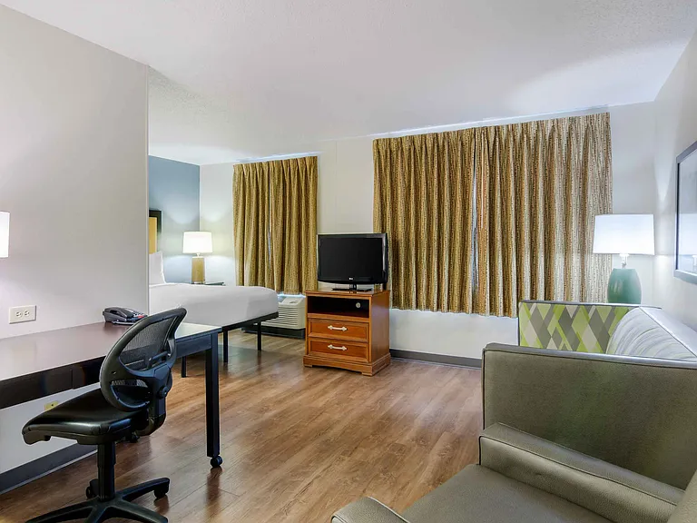 Deluxe Studio - 1 Queen Bed