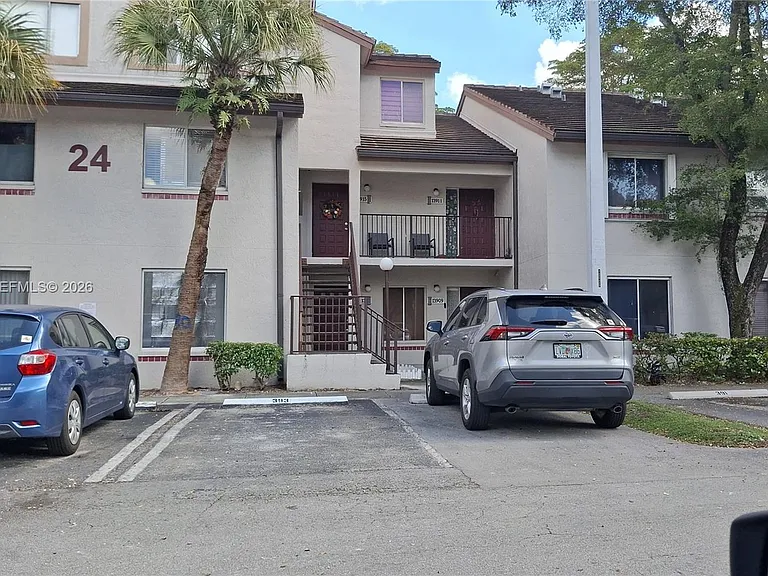 13915 SW 91st Ter #13915 — Photo 1