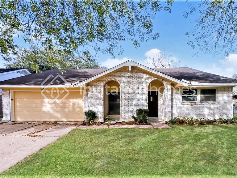 2104 Yorktown Ct N — Photo 1