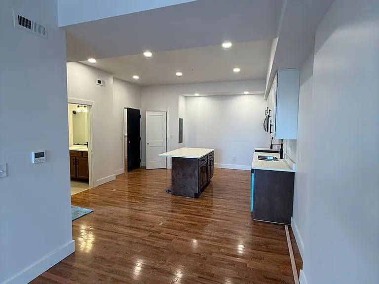 2033 W Broad St — Photo 12