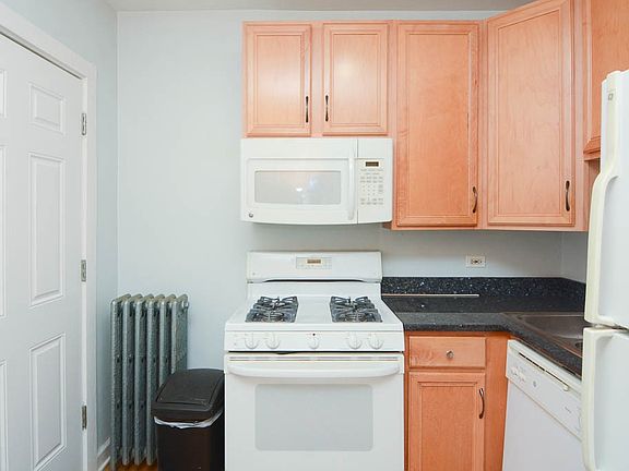 2nd image of 2922 N Sacramento Ave APT 2
