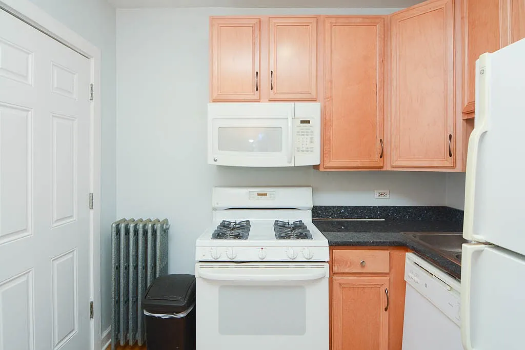Building Photo - 2922 N Sacramento Ave #2