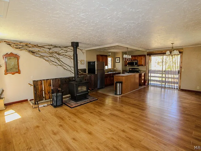 880 Wabash Ln — Photo 2