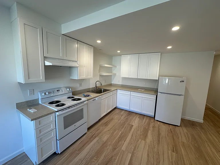 1672 Oxford St #19 — Photo 8