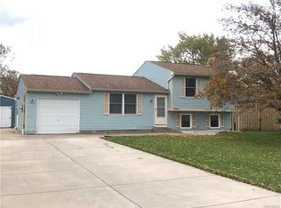 6590 Royal Pkwy N, Lockport, NY 14094