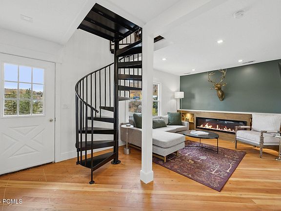 4th image of 236 Woodside Ave Unit 11