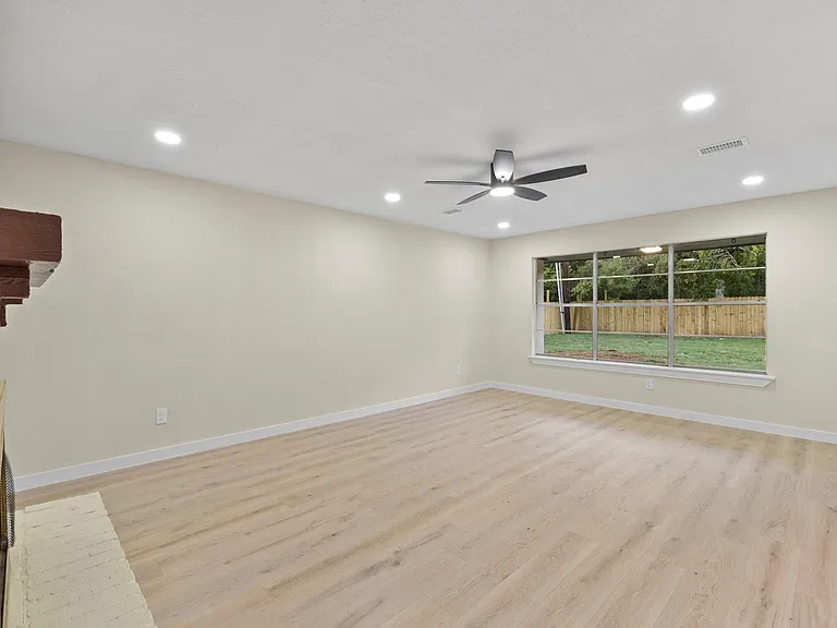 2322 Aprilmont Dr — Photo 10