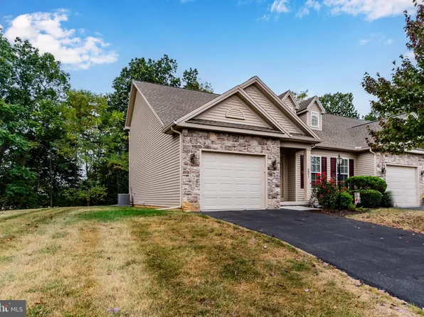 201 Stonehedge Dr, Carlisle, PA 17015