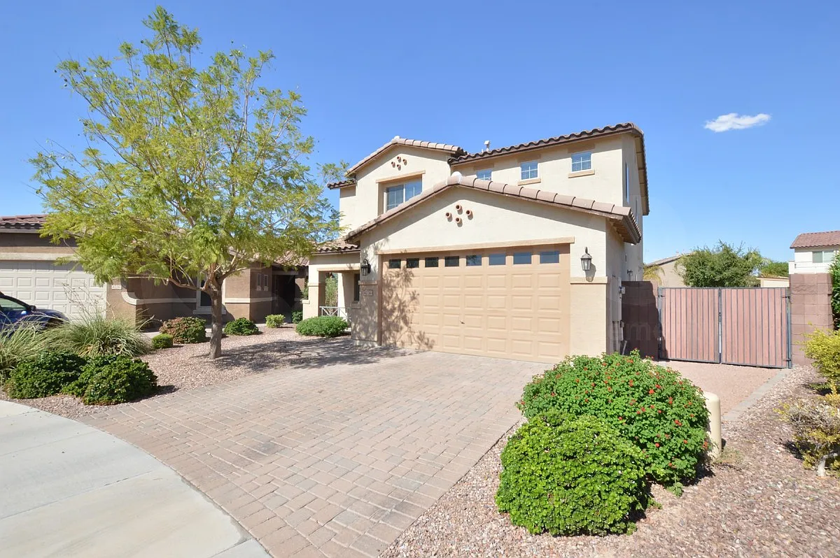 3 bed, 2.5 bath, 2443 sqft, $2,399 — Photo 2