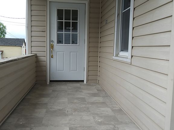 3rd image of 223 Laredo St