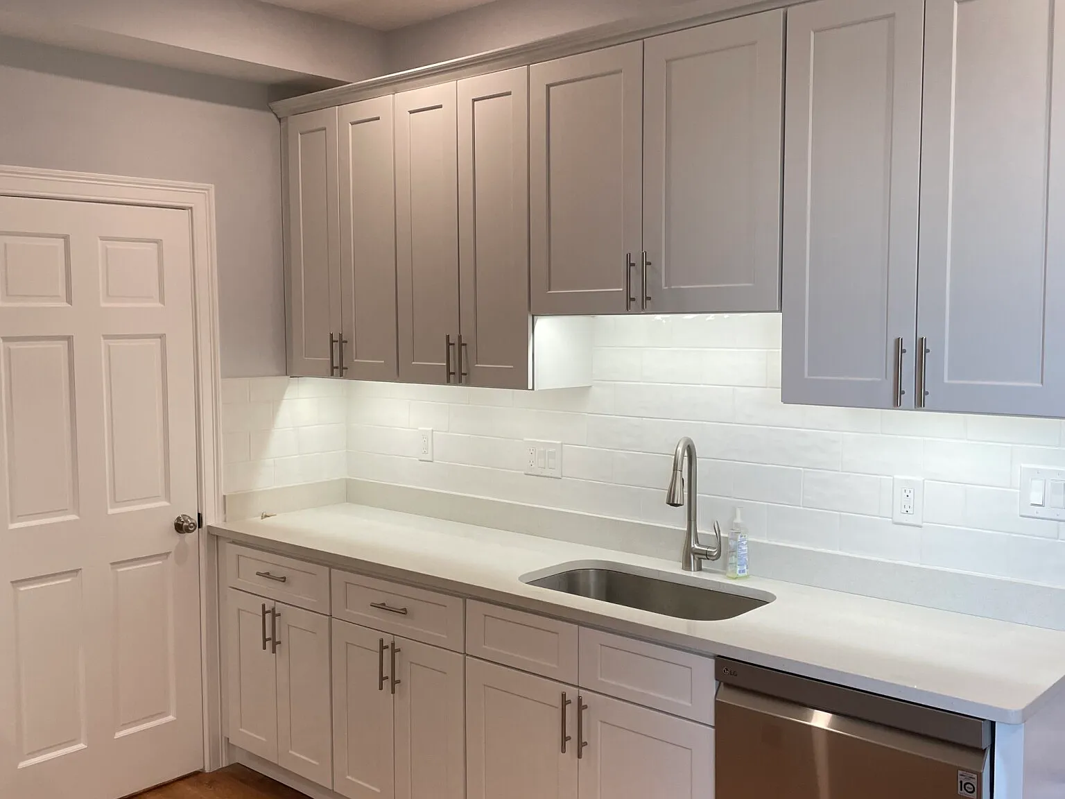 3 bed, 2.0 bath, 2354 sqft, $7,000 — Photo 1