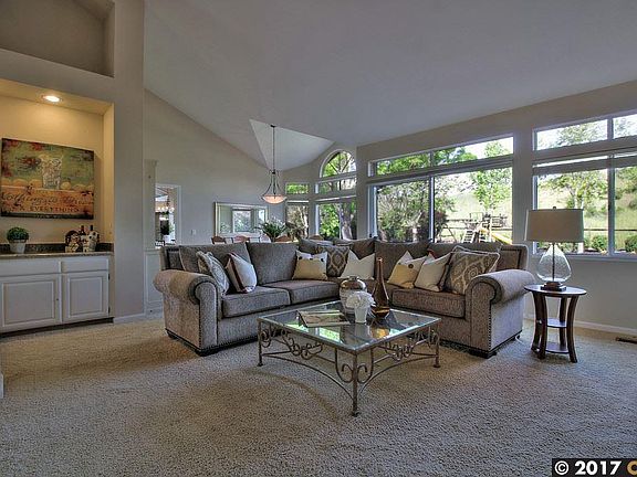 4th image of 70 Country Hills Ct
