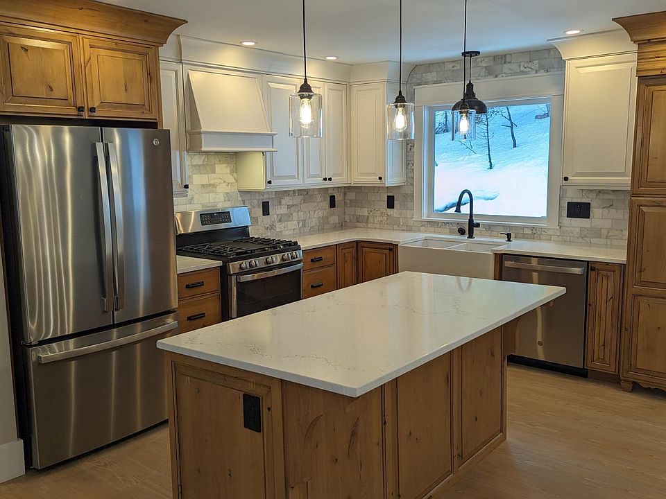 Brand new kitchen with high end cabinets, double oven, refrigerator with built in water dispenser and ice maker. Quartz countertop.