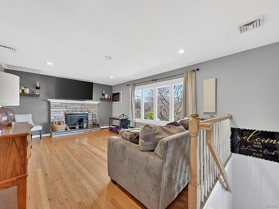 4th image of 216 Edgewood Drive N