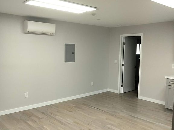 5th image of 2305 Rockefeller Ln #E